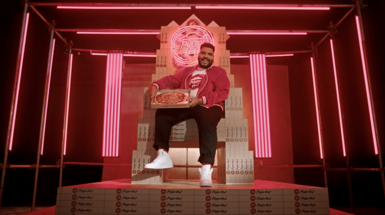 Pizza Hut lança campanha que aposta no conceito “Deu Vontade? Dá um Hut!”, estrelada por seu embaixador, Paulo Vieira, e feita pela DPZ&T.