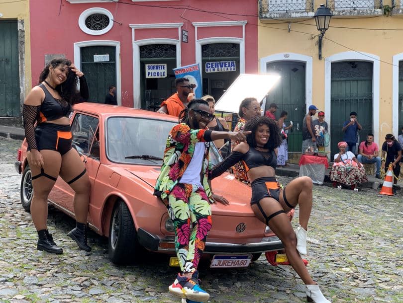 Campanha de carnaval do Kwai com grupo É O Tchan resgata nostalgia e cultura brasileira.