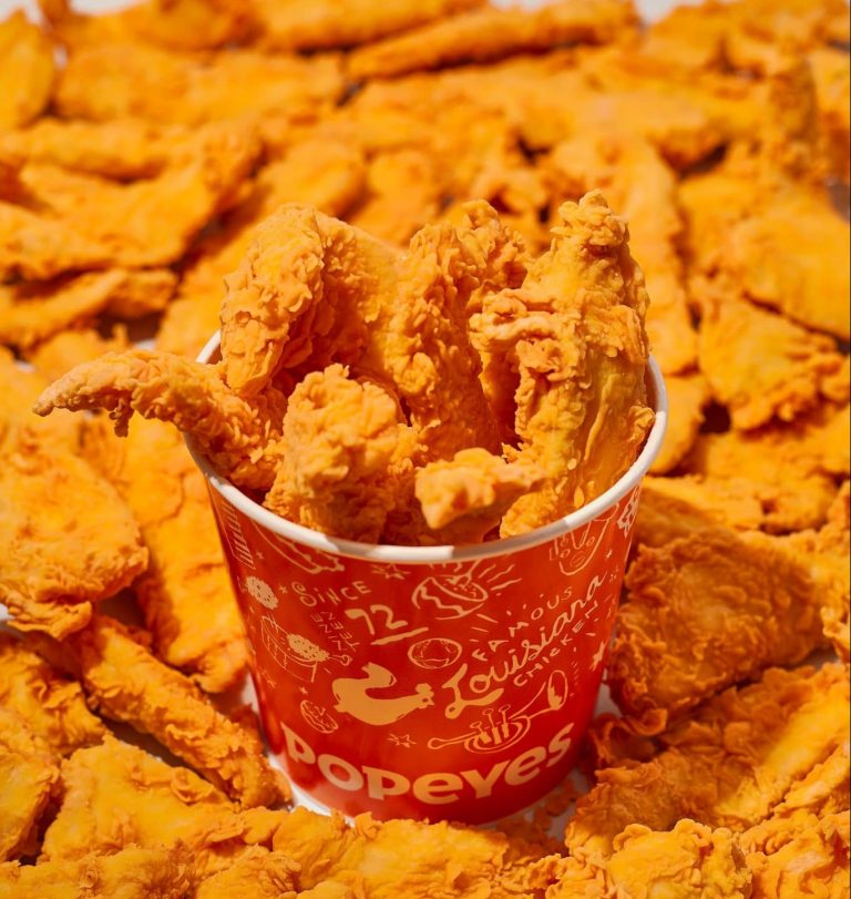 A rede Popeyes, para proporcionar uma experiência diferenciada para os amantes de frango frito, lança a campanha Super Balde.