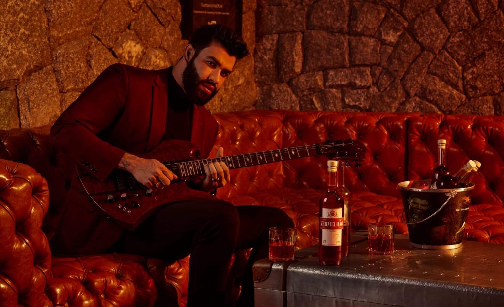 Um dos maioes nomes da música brasileira, o cantor Gusttavo Lima acaba de criar sua própria marca de destilado: o Vermelhão.