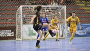 A primeira edição da LFF (Liga Feminina de Futsal) terá seu início no próximo sábado, dia 9 de abril, com a Umbro como patrocinadora oficial.