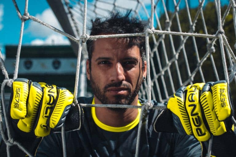 Penalty investe em ação especial em comemoração ao Dia do Goleiro.