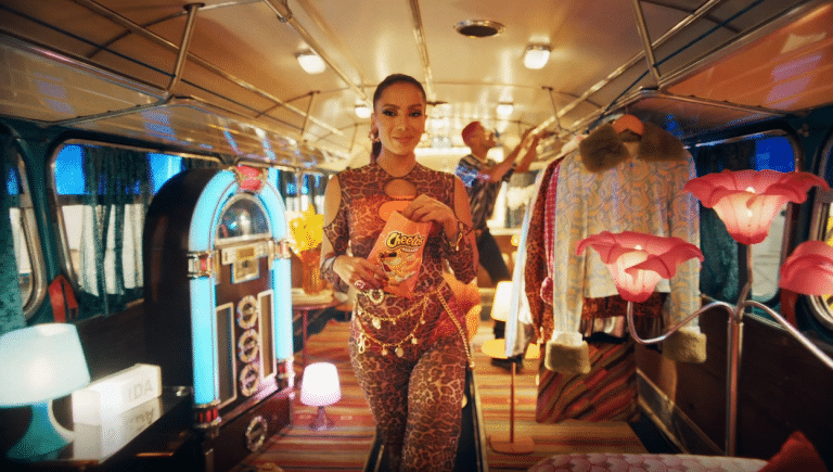 Cheetos reforça identidade através de filme com Anitta.