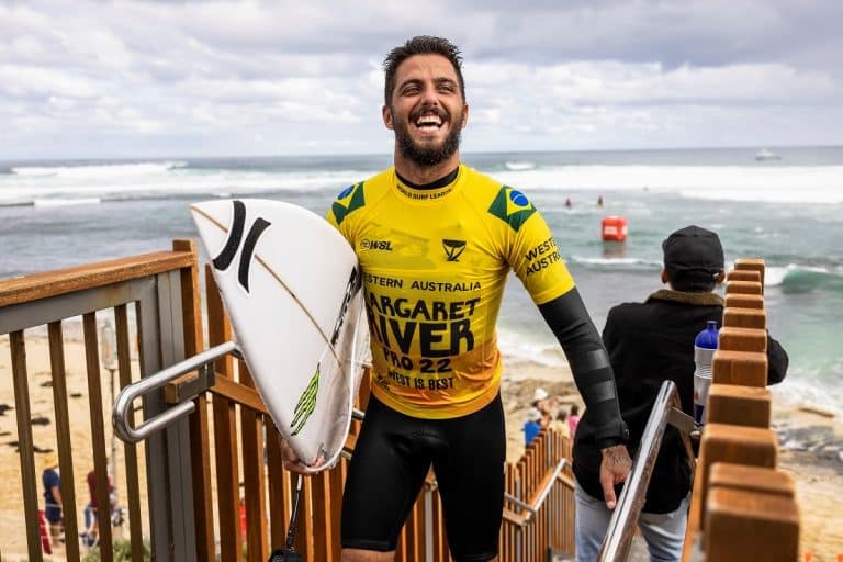 As ondas chegaram com força total na sexta-feira, para iniciar o Margaret River Pro, na Austrália, passando dos 3 metros de altura.