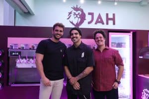 O ator, piloto e empresário Caio Castro recebeu nesta terça-feira, dia 12, convidados e imprensa para inauguração da loja 100 do JAH Açaí.
