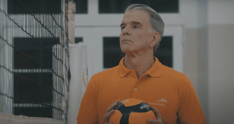 Bernardinho, multicampeão com a seleção de vôlei brasileira, renova parceria com a ArcelorMittal, líder em aço no Brasil e no mundo.