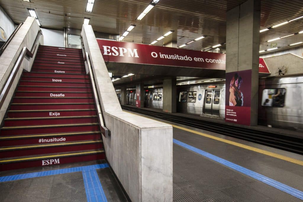 A ESPM revestiu o acesso B da estação do metrô Glória, ao lado do campus ESPM Glória-Villa Aymoré, com peças de sua nova campanha.
