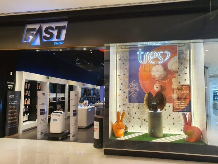 As cores e os desenhos do grafite do artista Cusco Rebel ocupam a vitrine da Fast Shop no shopping JK Iguatemi nesta Páscoa.