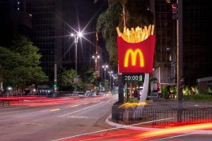 McDonald’s instala relógios no formato das McFritas pelas ruas de SP.