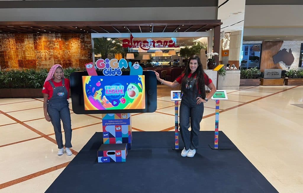 A Globo, visando amplificar o lançamento do novo app infantil Giga Gloob, aposta em ativações em shoppings de São Paulo e do Rio de Janeiro.