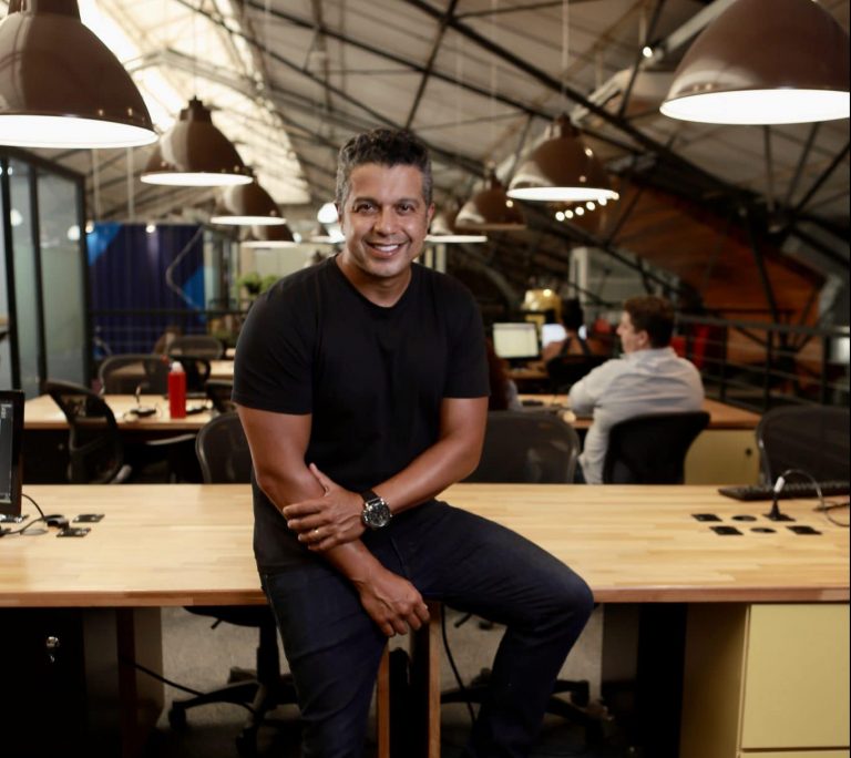 A NEOOH, empresa líder da mídia out-of-home no Brasil, é uma das primeiras empresas apoiadoras do projeto “Apadrinhe um Aluno”.