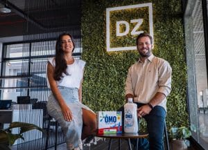 A DZ Estúdio, agência digital independente dos sócios Davi Neves e Zé Pedro Paz, celebra a chegada de OMO ao seu portfólio de clientes.
