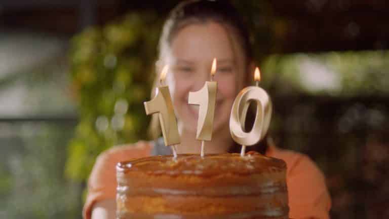 A Cooperativa Santa Clara, para comemorar os seus 110 anos de história no Brasil, apresenta uma nova campanha publicitária criada pela 35.