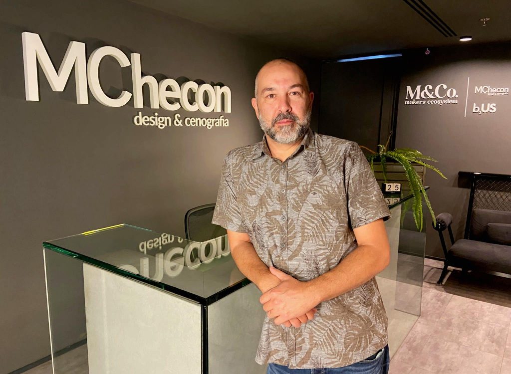 A MChecon anunciou a contratação de mais um profissional para sua equipe comercial: Trata-se de Ubiratan Menucelli, ex-Gaia Cenografia.