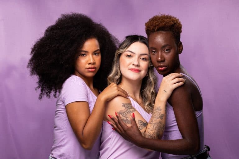 Ruby Rose apresenta a Base Fluída Feels Mood, com cobertura média, e Base Sérum Feels Mood, com toque seco, cobertura natural e FPS 20.