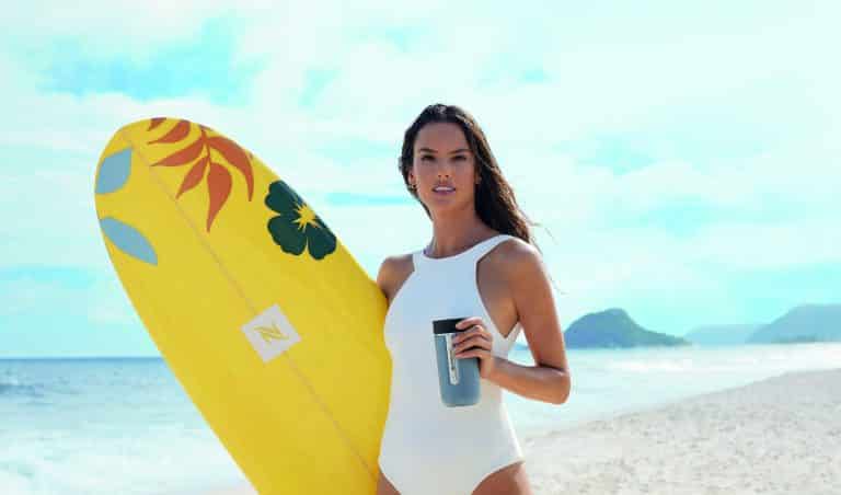 A Nespresso lançou uma nova campanha na energia do verão brasileiro com modelo a Alessandra Ambrósio como musa de verão da marca.