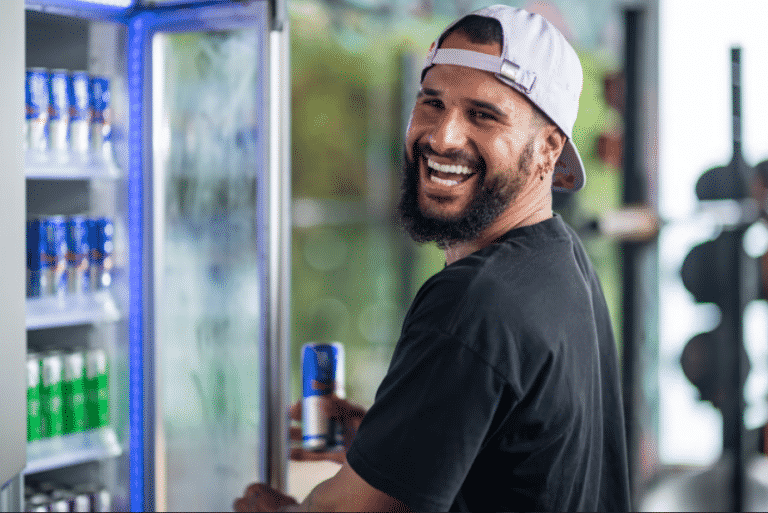 O surfista Italo Ferreira passa a integrar, nesta semana, um seleto grupo de esportistas que estampam uma edição limitada de Red Bull.