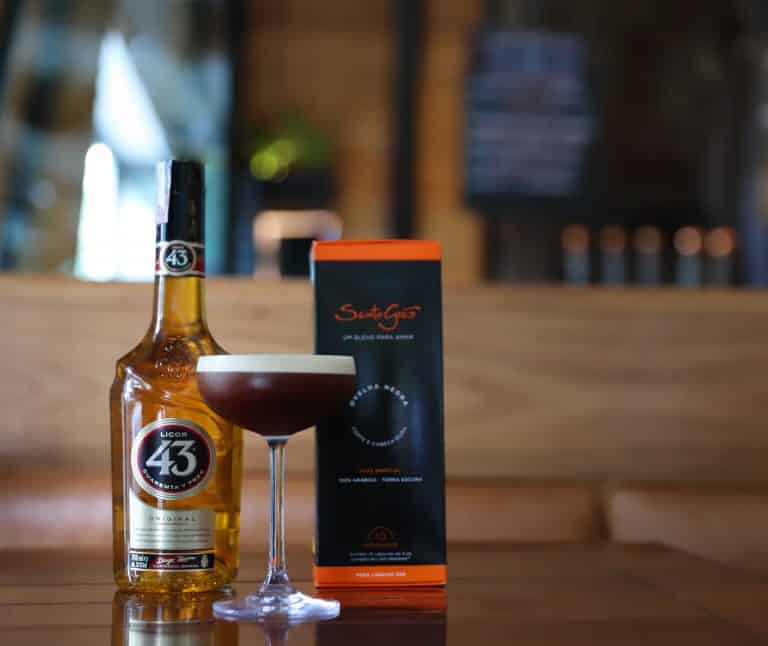 Santo Grão e Licor 43 se unem para brindar o Dia Nacional do Café.