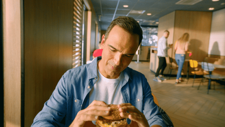 Méqui revela ao público o jeito favorito de Tadeu Schmidt se deliciar com os produtos do McDonald's e matar sua Fome de Méqui.