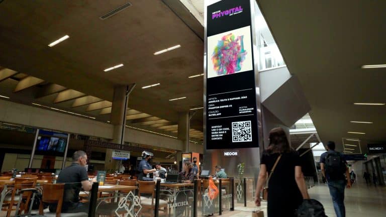 A NEOOH, líder de Out Of Home em aeroportos e terminais de passageiros no Brasil, dá início neste mês de maio à Phygital Art Gallery.