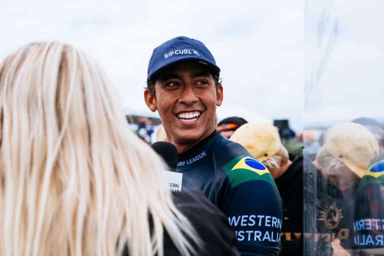 Após dois dias de espera por um novo swell para a decisiva terceira fase do Margaret River Pro, ele finalmente chegou nesta terça-feira.