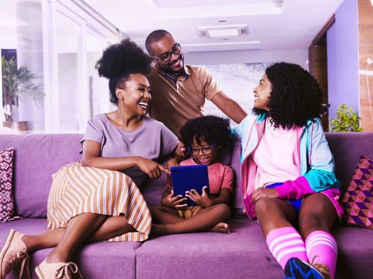 A nova campanha da Vivo Play, nomeada "Um Play Pra Tudo", ressalta os principais benefícios da plataforma do produto.