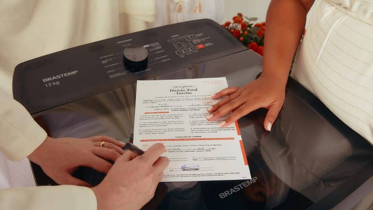 A Brastemp traz a "Divisão Total de Tarefas", iInspirada na divisão total de bens, assinada por muitos casais na hora do casamento.