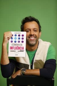 Flávio Santos, CEO da MField, empresa especializada em marketing de influência, lança o livro "Economia da Influência", da Editora Gente.