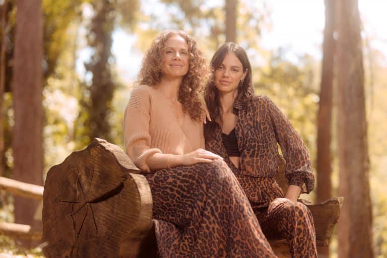 A campanha do Dia das Mães da AMARO será estrelado pela atriz Laura Neiva e sua mãe, Michele Franca, a primeira ação que fazem juntas.