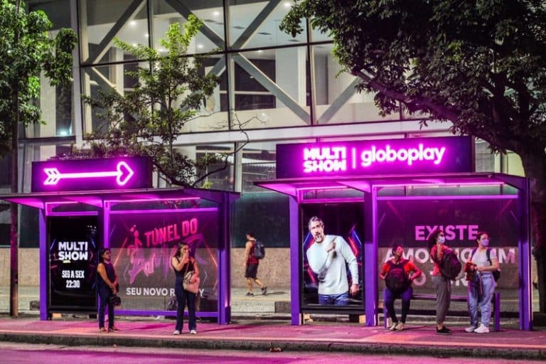 Novo reality show "Túnel do Amor" ganha ambientação especial em abrigo sequencial da Clear Channel.