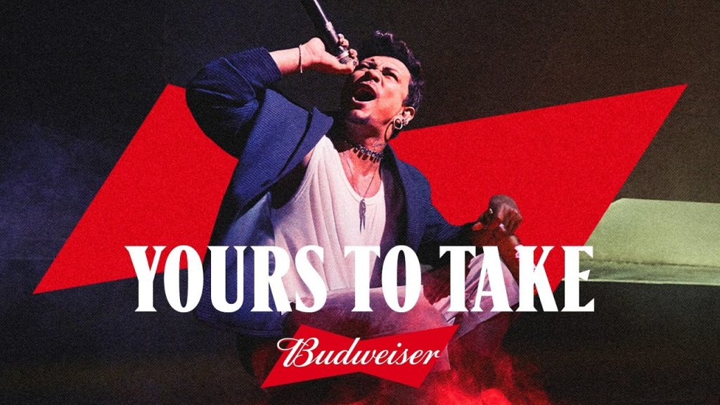 O cantor, compositor e rapper Xamã integra a mais nova campanha global da tradicional marca de cervejas Budweiser.
