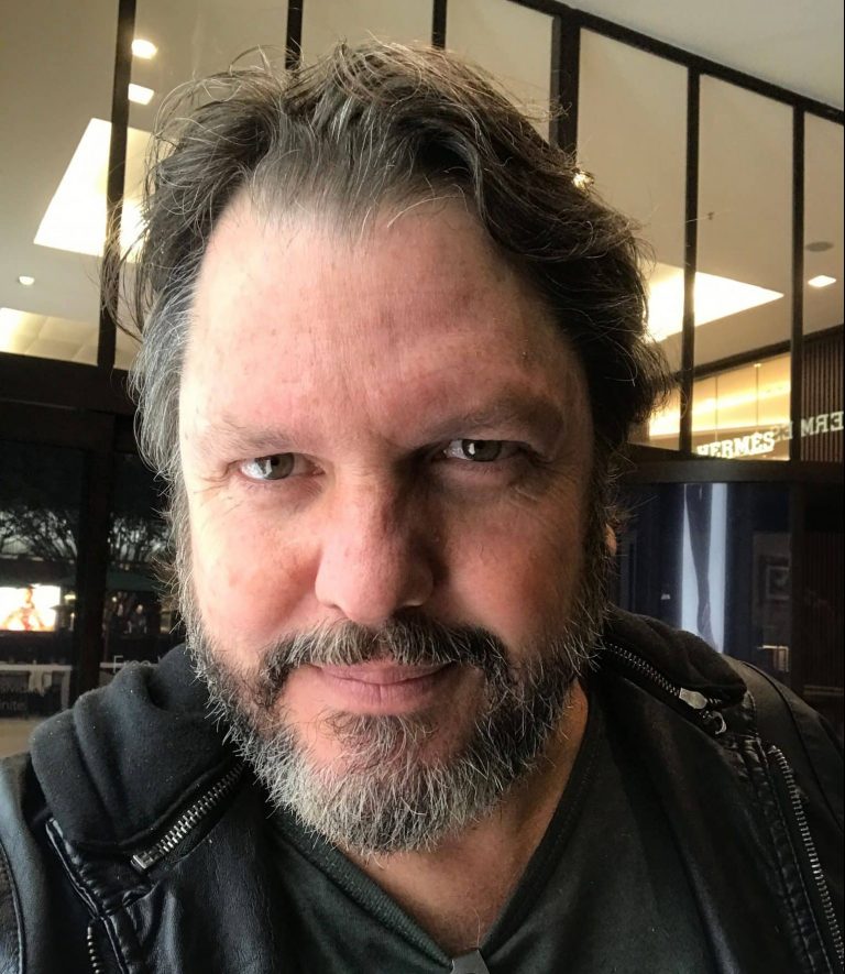 A Delicatessen Filmes (DLKTSN) anuncia a volta do diretor de cena Gustavo Leme ao mercado brasileiro de publicidade.