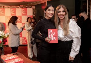 Fátima Pissarra recebe convidados no coquetel de lançamento de seu livro "Profissão Influencer: Como Fazer Sucesso Dentro e Fora da Internet".