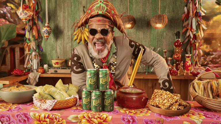 A Kuat escolheu Carlinhos Brown para retratar a riqueza cultural das festas de São João espalhadas pelo Brasil afora.