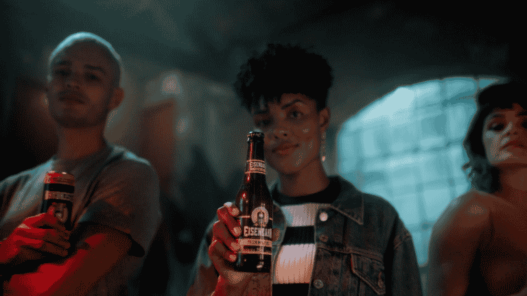 Eisenbahn mostra que girar cerveja Pilsen Unfiltered antes de beber, deixa tudo ainda mais especial