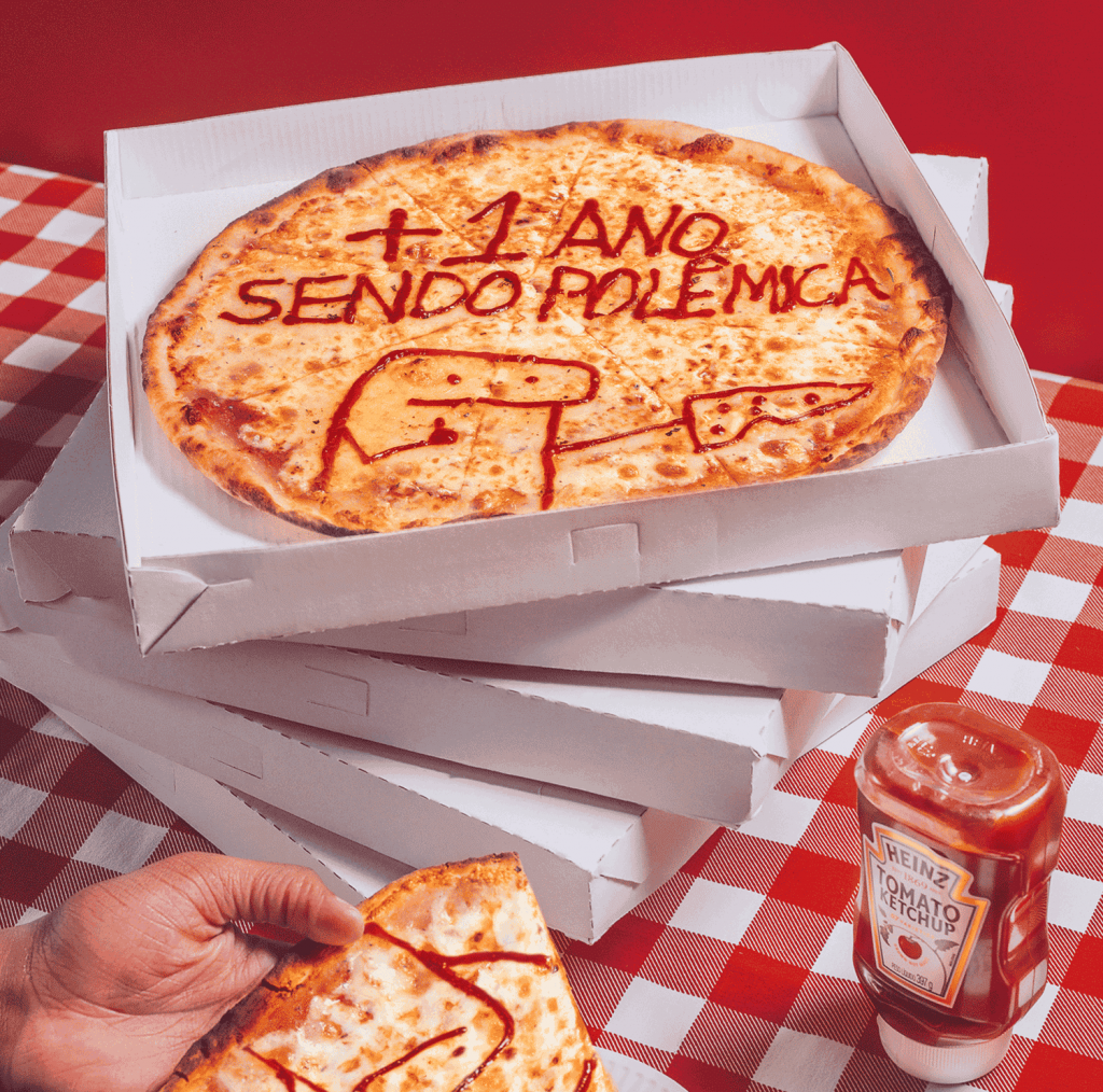 Para comemorar o Dia do Ketchup, a Heinz fez uma parceria inédita com o meme Flork, e criou o primeiro delivery de #PizzaMeme.