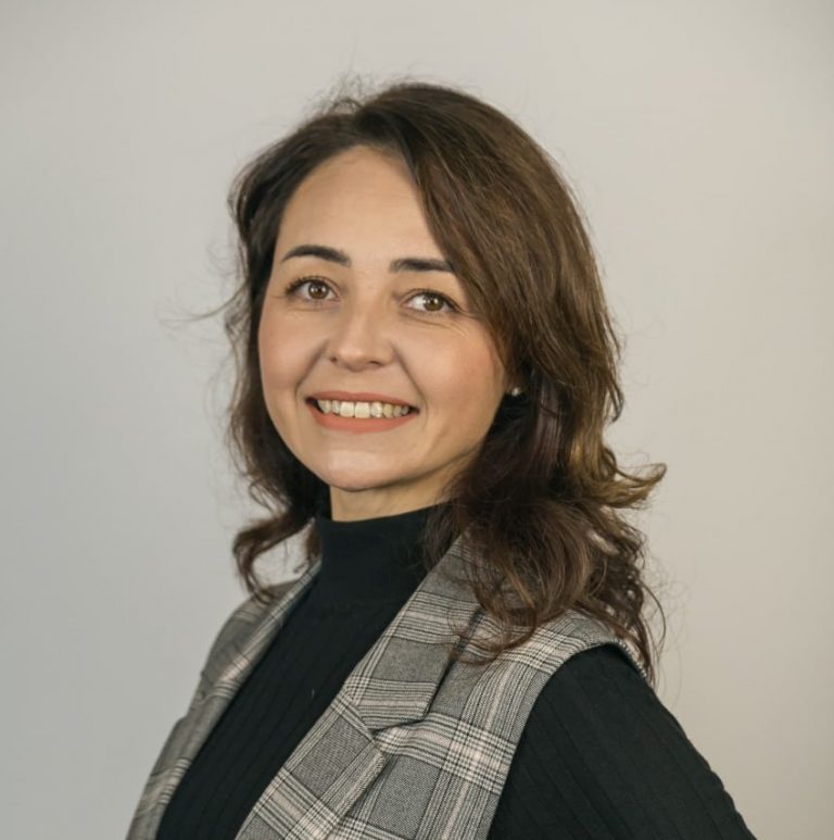 O Sinapro RS apresenta a contratação da publicitária Karine Morais para assumir a gestão executiva da entidade.