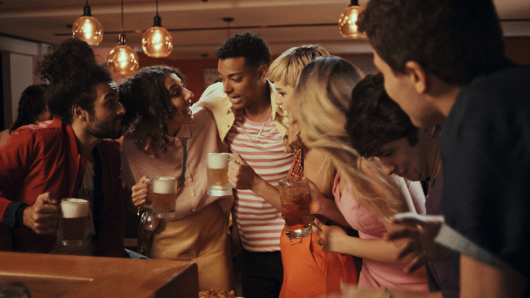 Outback recruta tiktokrs e convoca clientes para desafio em campanha "Com Que Roupa Eu Vou?"