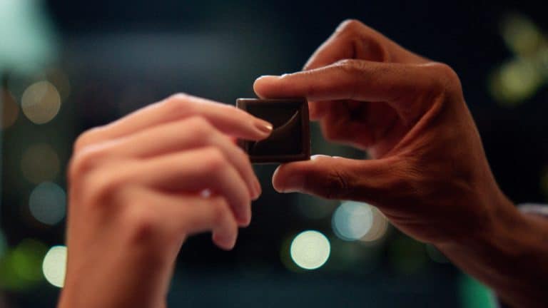 Lacta Intense se inspira em história de amor para apresentar lançamento