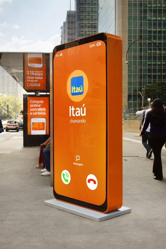 A GALERIA, em continuidade à campanha do Itaú Unibanco, criou "mega smartphones" para instalação nas principais vias de SP e RJ.