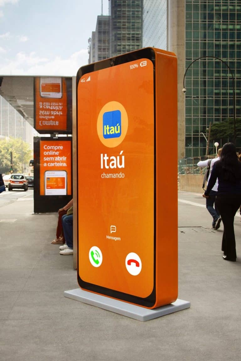 A GALERIA, em continuidade à campanha do Itaú Unibanco, criou "mega smartphones" para instalação nas principais vias de SP e RJ.