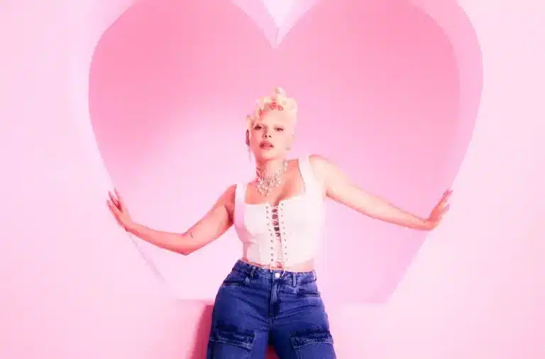 A colaboração de moda entre a C&A e Duda Beat acaba de nascer, ao mesmo tempo que romântica, ousada, com strass e corações brilhantes.