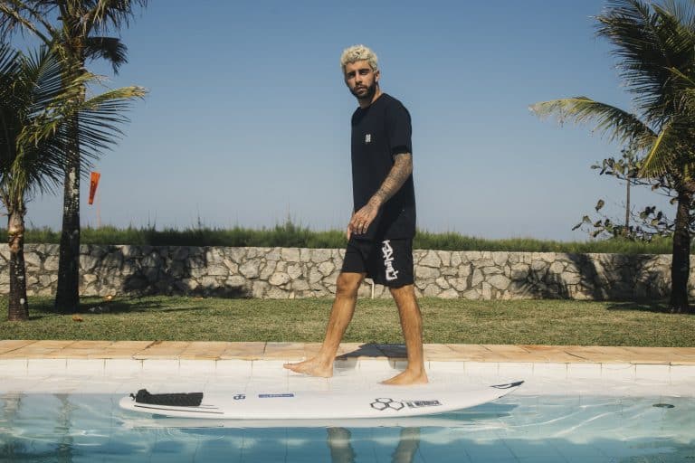 Pedro Scooby, famoso surfista de ondas gigantes e ex participante do Big Brother Brasil, anuncia o lançamento de uma coleção exclusiva. 