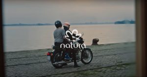 A Natura entra na mídia com veiculação nacional para lançar a linha completa de perfumaria e cuidados pessoais Natura Homem Neo. 