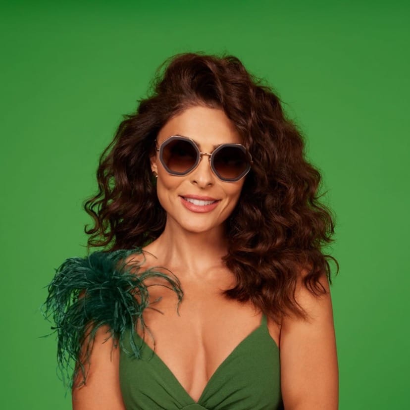 A atriz Juliana Paes, inspirada por estilo simples e ao mesmo tempo sofisticado, lançou no Brasil a sua própria coleção de óculos.