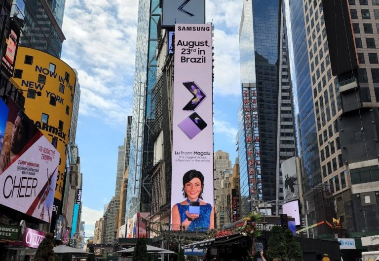 Maior influenciadora virtual do mundo, a Lu, do Magalu, irá estrelar campanha de lançamento global dos novos smartphones dobráveis da Samsung