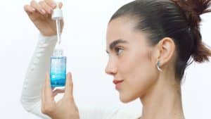 A NEUTROGENA anuncia seu novo rosto para os produtos que trazem alta concentração de ácido hialurônico na fórmula: a atriz Manu Gavassi.