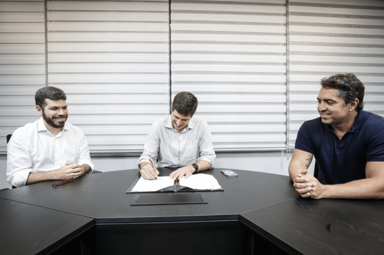 A Eletromidia anunciou nesta semana a assinatura do contrato de concessão de relógios digitais de rua no Recife.