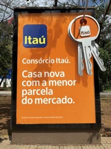 O Itaú Unibanco traz para as ruas de São Paulo chaves tamanho gigante para mostrar ao público as vantagens de optar pelo Consórcio Itaú.