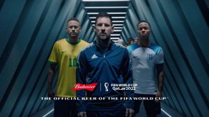 Só tem craque! Budweiser anuncia a volta da Copa do Mundo com campanha global estrelada por Neymar Jr, Messi e Sterling.